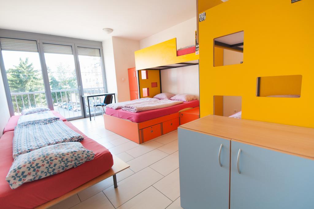 Simbol Rooms With Free Private Parking Λιουμπλιάνα Δωμάτιο φωτογραφία