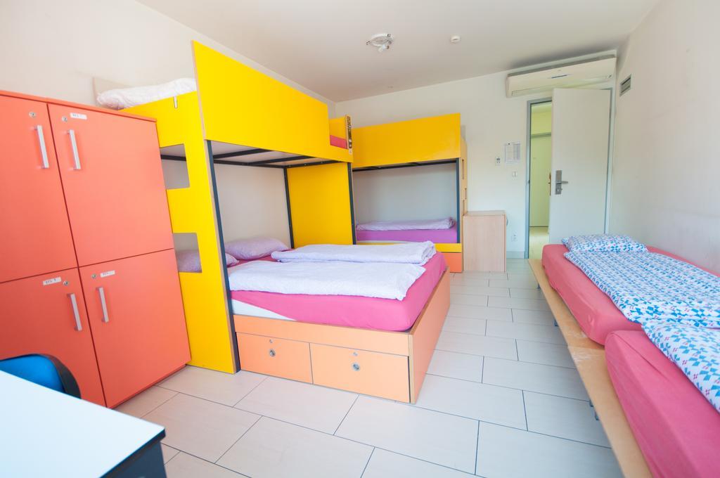 Simbol Rooms With Free Private Parking Λιουμπλιάνα Δωμάτιο φωτογραφία