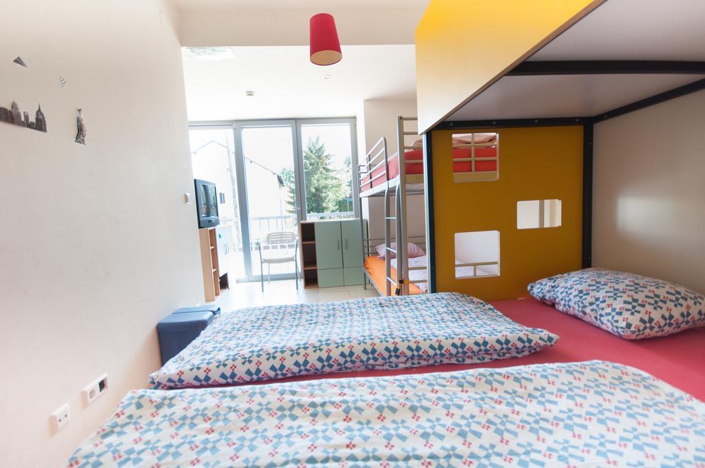 Simbol Rooms With Free Private Parking Λιουμπλιάνα Δωμάτιο φωτογραφία